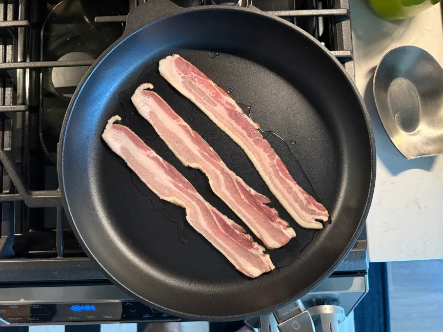 Coloque el tocino crudo en una sartén