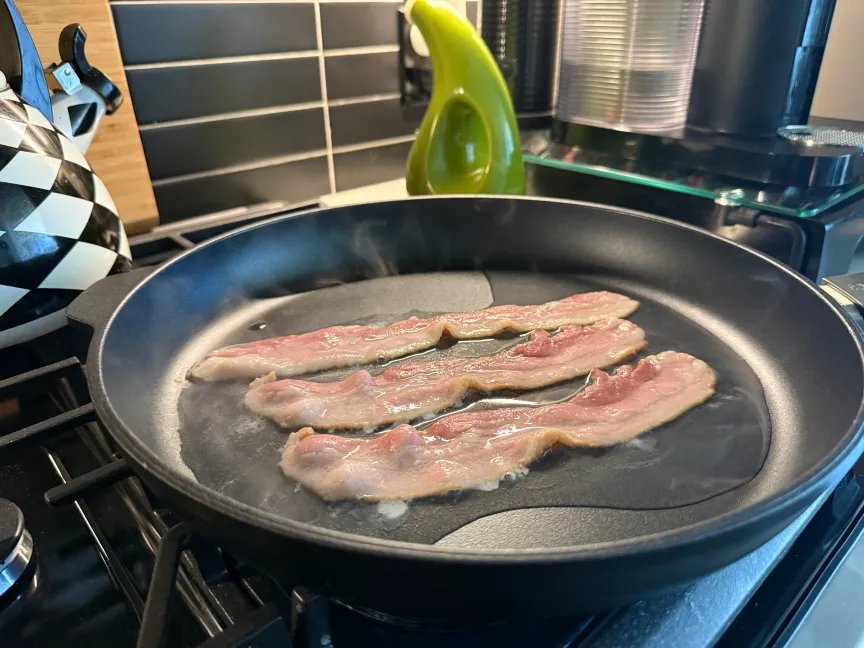 Pon el tocino en la olla, agrega agua y fríe hasta que esté cocido.