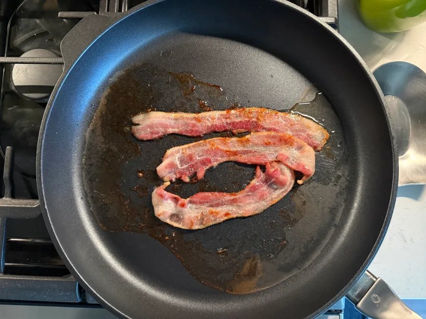 Freír el tocino en una sartén hasta que esté crujiente.