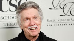 Tom Skerritt llega a la recaudación de fondos inaugural de la Escuela de Teatro de la USC en honor a Robert Redford, celebrada en el Hotel Beverly Wilshire el 10 de febrero de 2010 en Beverly Hills, California. (Crédito: Michael Tran/Film Magic)