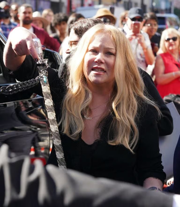 Christina Applegate cautiva a la multitud en un evento al aire libre con un top negro