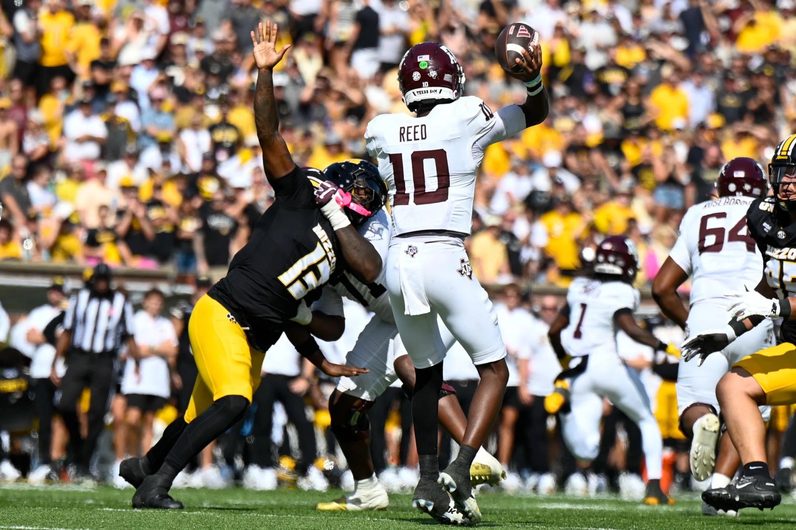 Jaden Jones (13) levanta las manos para interceptar un pase lanzado por el mariscal de campo de Texas A&M, Marcell Reed (10), el sábado 10 de octubre en el Memorial Stadium de Columbia, MO.