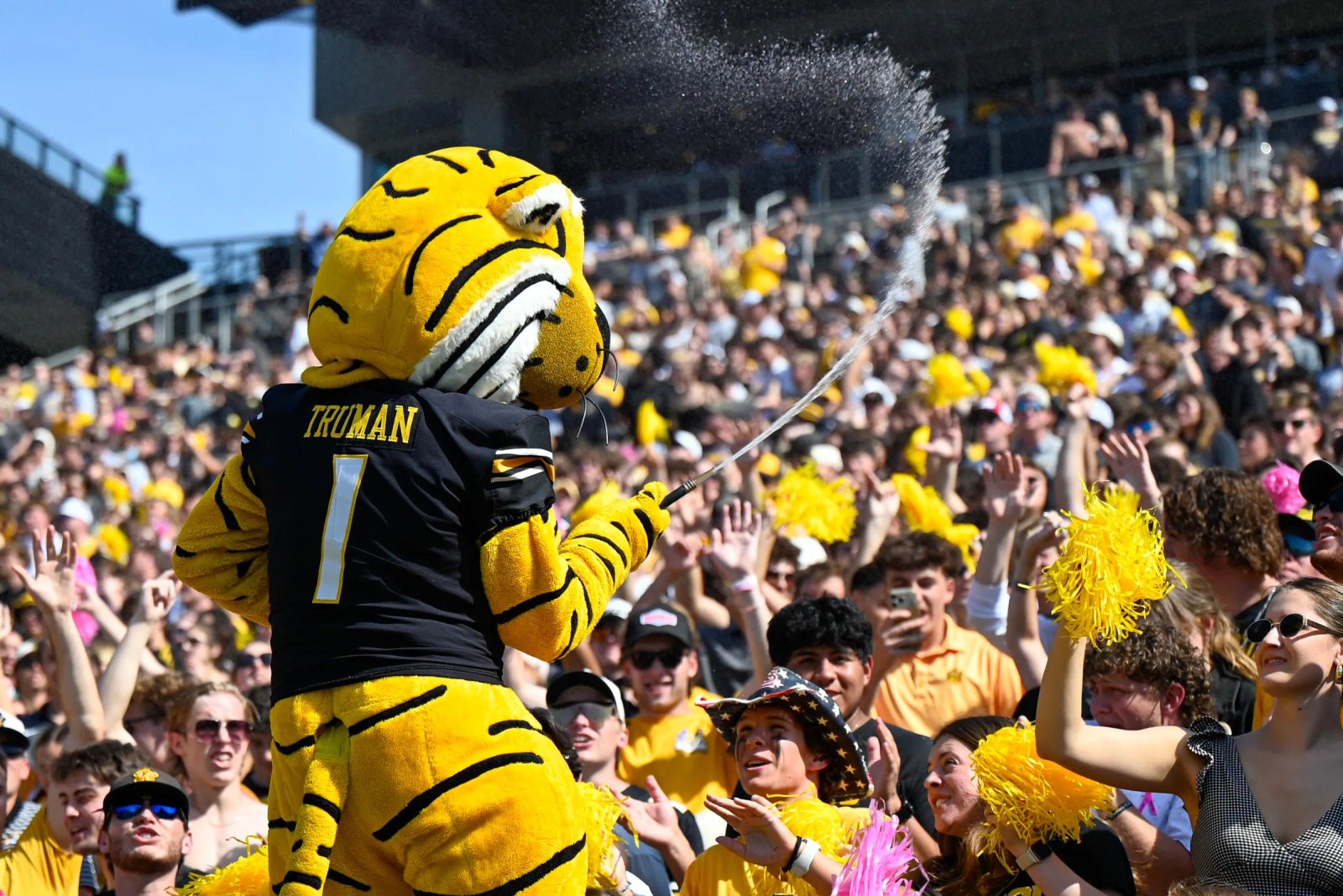 Truman rocía la sección estudiantil de Mizzou en el Memorial Stadium de Columbia el sábado 10 de octubre.