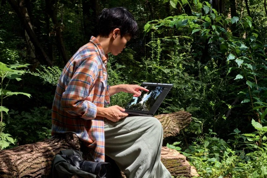La foto muestra a un hombre usando el nuevo MacBook Pro con pantalla PROLED XDR y pantalla táctil