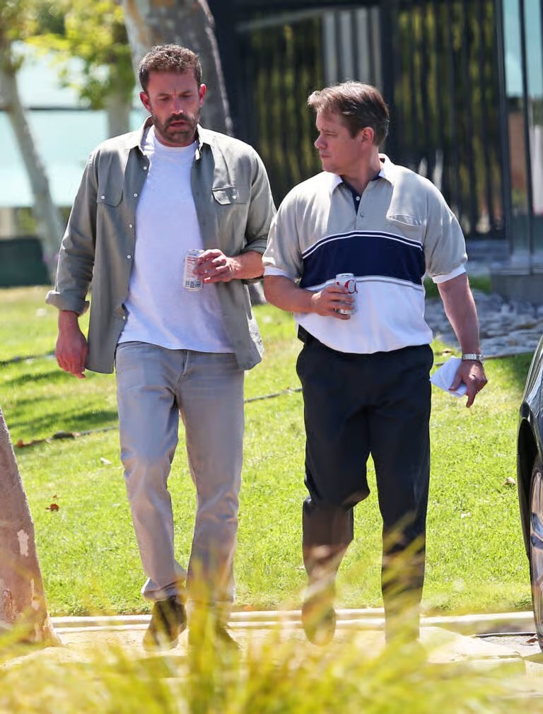 Ben Affleck y Matt Damon son vistos en el set de su nueva película