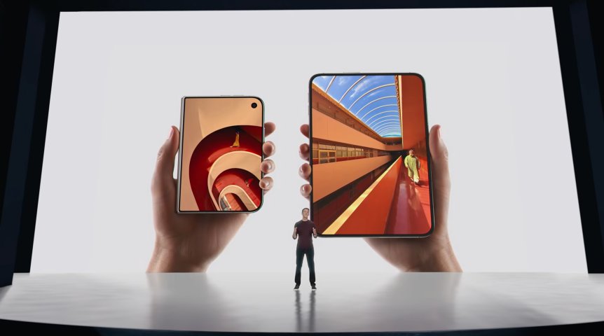 Un presentador se sitúa frente a una pantalla de presentación gigante. La pantalla muestra el iPhone Duo plegado con una pantalla externa (izquierda) y el iPhone Duo desplegado con una pantalla interna (derecha). Ambos tienen la misma relación de aspecto.