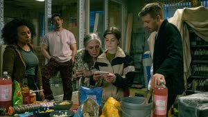Rosalind Eleazar, Christopher Chung, Saskia Reeves, Amy Fionn Edwards y Jack Lowden en "caballos lentos" Temporada 5, episodio 1 (Apple TV+)