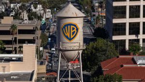 En una vista aérea, se ve la torre de agua de Warner Bros. Pictures. "Compañía de danza del cielo" Se agregó en Warner Bros. Studio el 6 de octubre de 2026 en Burbank, California. Paramount Skydance ha completado la adquisición de Warner Bros. Discovery está valorada en 110 mil millones de dólares, creando una nueva compañía de entretenimiento global llamada Skydance que reúne a los principales estudios de cine, los servicios de transmisión Paramount+ y HBO Max, y las redes de noticias CBS y CNN. (Crédito: Justin Sullivan/Getty Images)