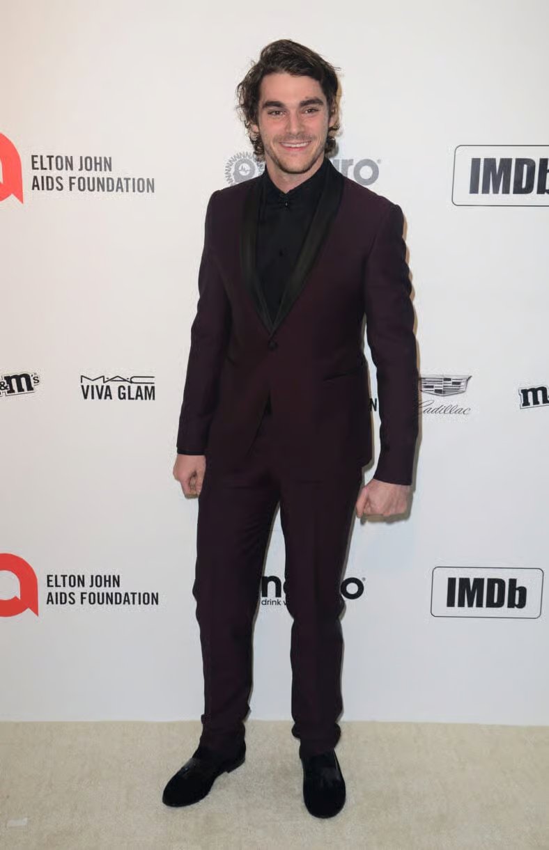 RJ Mitte en la fiesta de visualización de los Premios de la Academia de la Fundación Elton John contra el SIDA