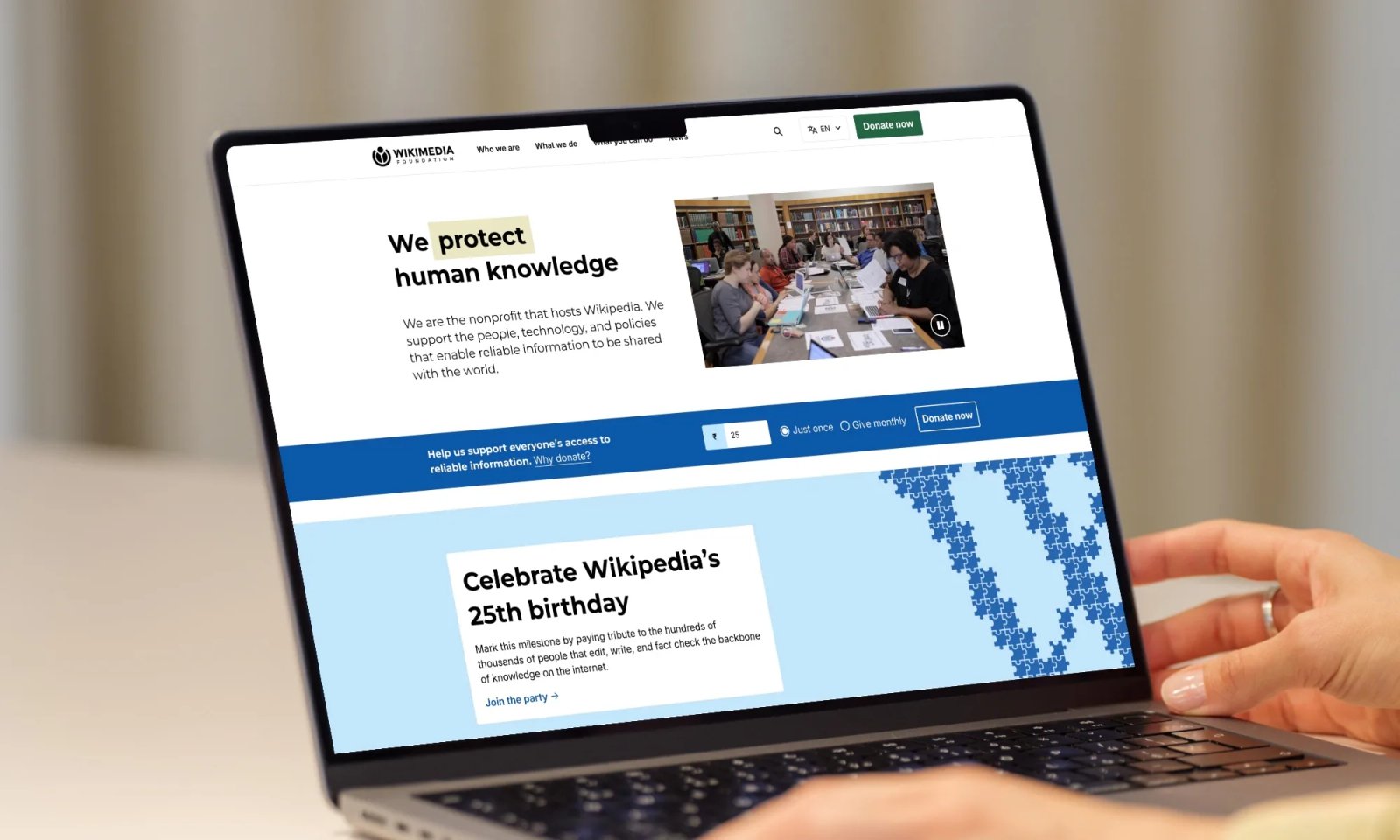 Sitio web de Wikimedia abierto en MacBook