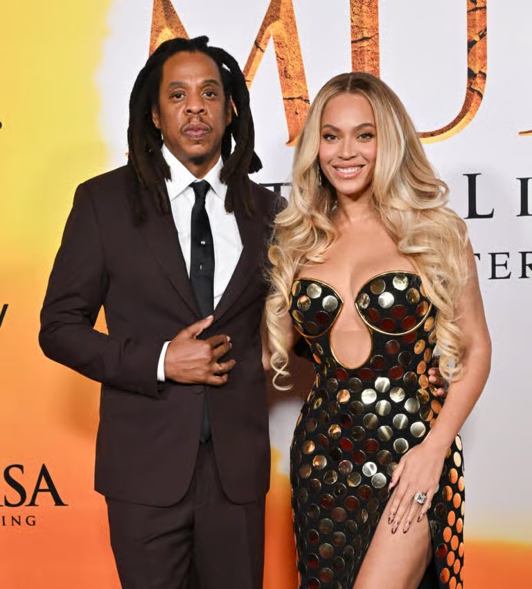 Beyoncé y Jay-Z posan en la alfombra roja.