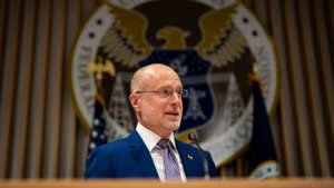 Brendan Carr, comisionado de la Comisión Federal de Comunicaciones (FCC), habla durante una reunión del comité abierto en la sede de la FCC el 18 de febrero de 2026 en Washington, D.C.