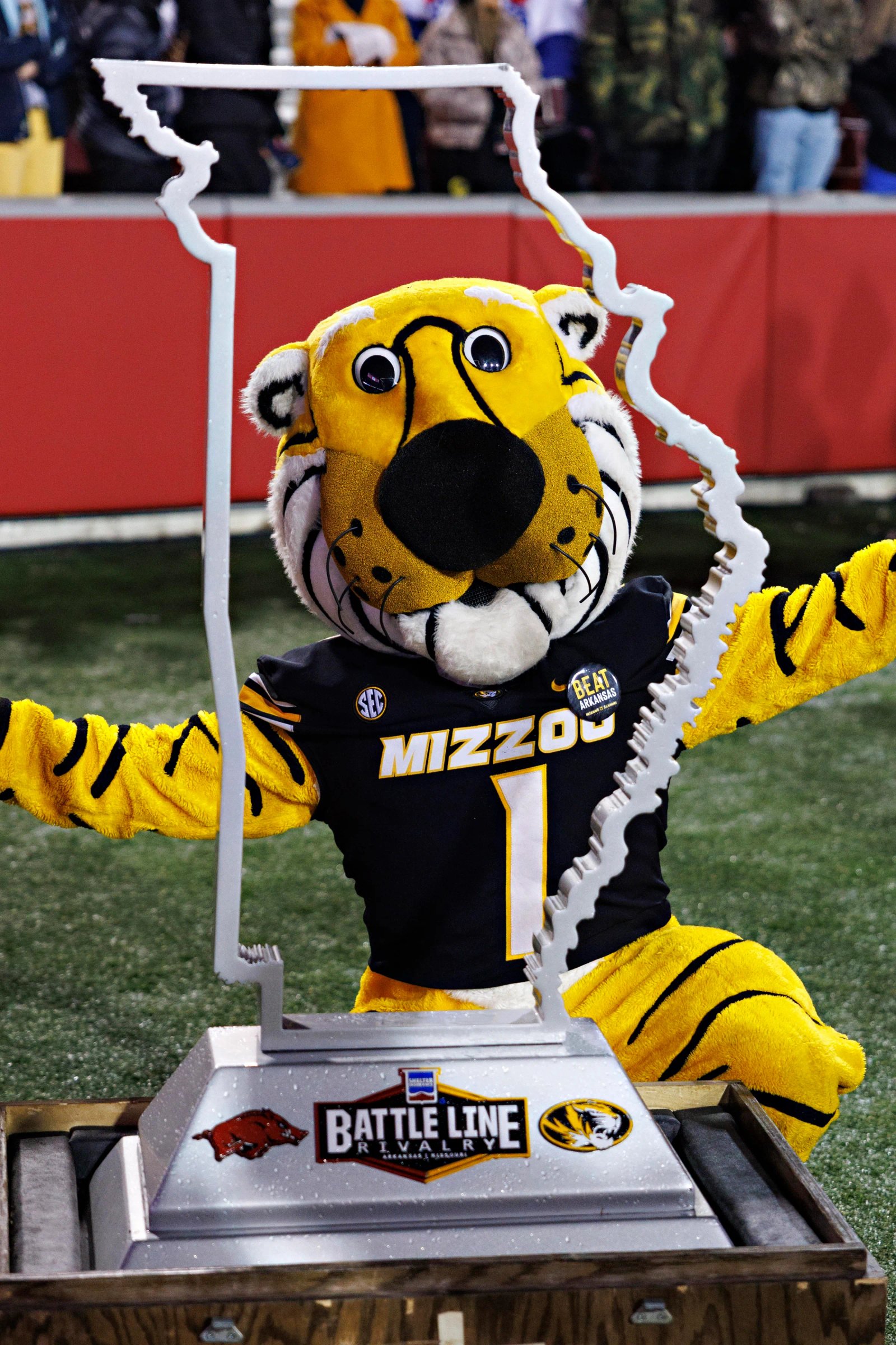 FAYETTEVILLE, ARKANSAS - 29 DE NOVIEMBRE: La mascota de los Missouri Tigers, Battle Line, posa con el trofeo después del partido contra los Arkansas Razorbacks en el estadio Donald W. Reynolds Razorback el 29 de noviembre de 2025 en Fayetteville, Arkansas. Los Tigres derrotaron a los Razorbacks 31-17. (Foto de Wesley Hitt/Getty Images)