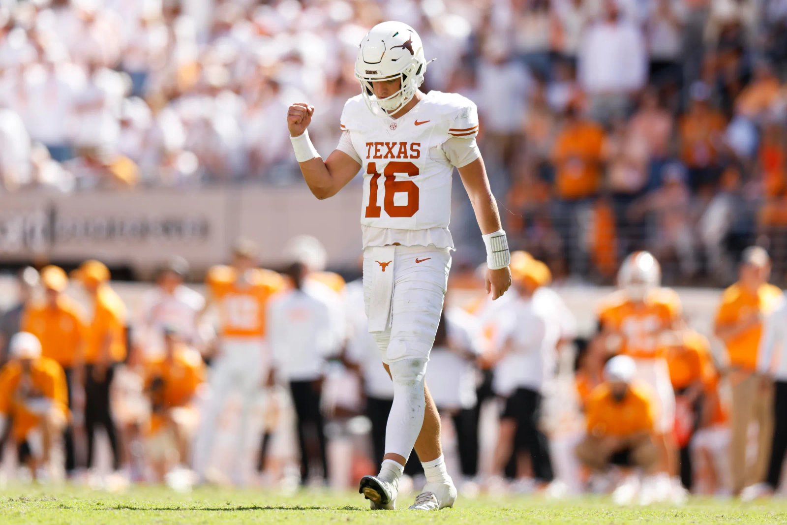 KNOXVILLE, TENNESSEE – 26 DE SEPTIEMBRE: Arch Manning # 16 de los Texas Longhorns celebra después de un touchdown en la segunda mitad del juego contra los Tennessee Volunteers en el estadio Neyland el 26 de septiembre de 2026 en Knoxville, Tennessee. (Foto de Johnny Izquierdo/Getty Images)