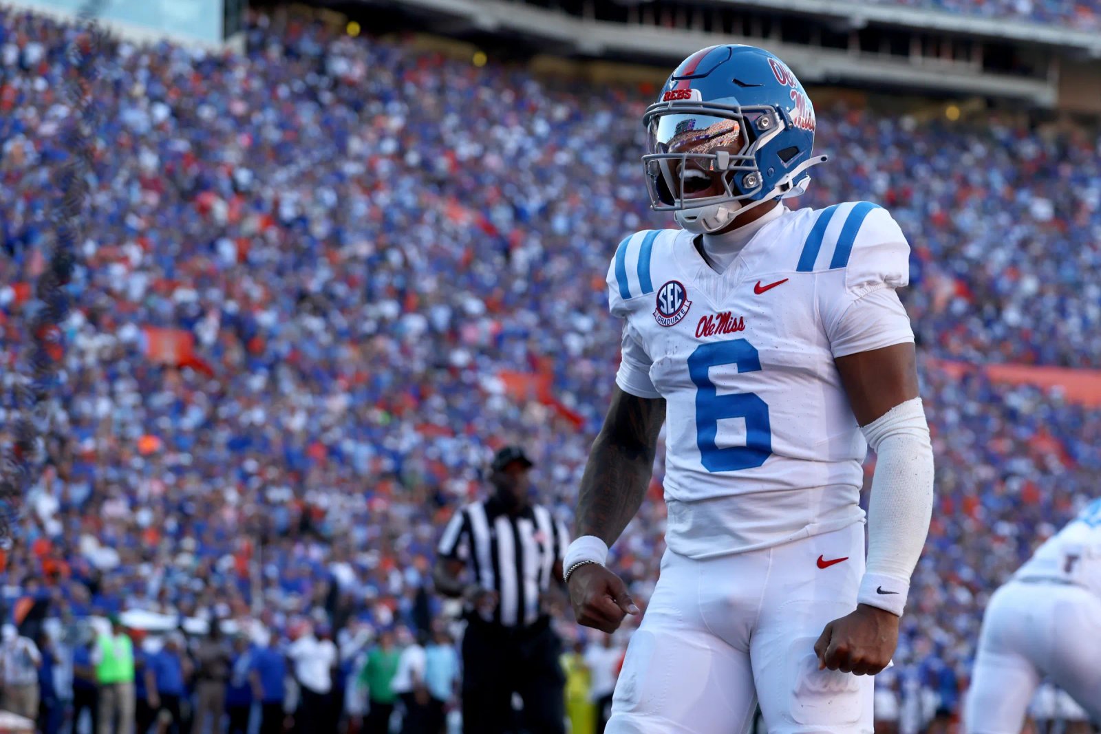 GAINESVILLE, FLORIDA - 26 DE SEPTIEMBRE: Trinidad Chambliss #6 de Ole Miss Rebels celebra un touchdown durante el tercer cuarto del juego entre los Florida Gators y Ole Miss Rebels el 26 de septiembre de 2026 en el estadio Ben Hill Griffin en Florida, Florida. (Foto de Dustin Markland/Getty Images)