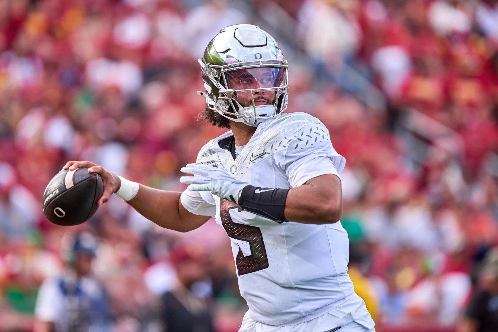 LOS ÁNGELES, CALIFORNIA - 26 DE SEPTIEMBRE: El mariscal de campo de los Oregon Ducks, Dante Moore (5), lanza el balón en acción durante un juego entre los Oregon Ducks y los Trojans de USC en Los Angeles Memorial Coliseum el 26 de septiembre de 2026 en Los Ángeles, California. (Foto de Robin Alam/ISI Photo/ISI Photo vía Getty Images)