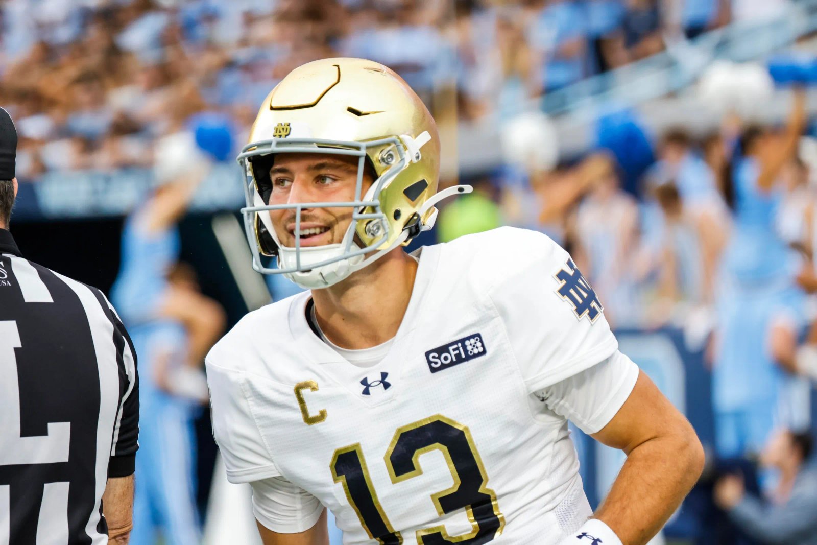 CHAPEL HILL, CAROLINA DEL NORTE - 3 DE OCTUBRE: CJ Carr # 13 de Notre Dame Fighting Irish sonríe después de un touchdown durante la primera mitad del juego contra los Tar Heels de Carolina del Norte el 3 de octubre de 2026 en el estadio Kenan en Chapel Hill, Carolina del Norte. (Foto de Jaylyn Nash/Getty Images)