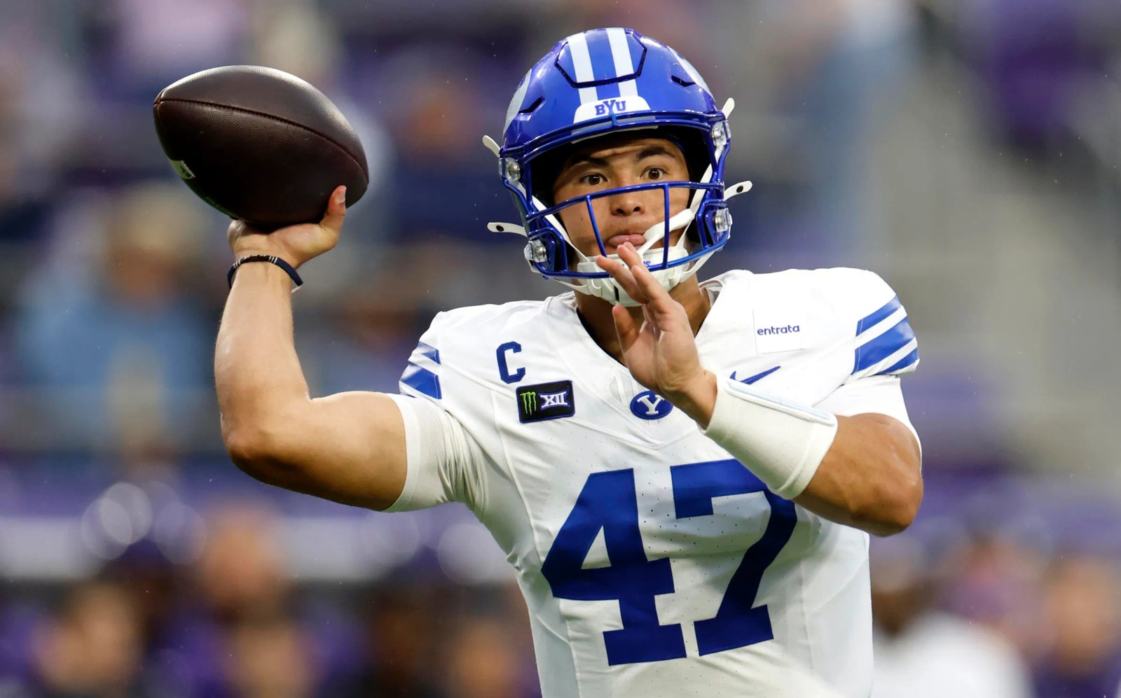 FORT WORTH, TEXAS – 3 DE OCTUBRE: Bear Bachmeier # 47 de los BYU Cougars lanza durante la primera mitad contra los TCU Horned Frogs en el estadio Amon G. Carter el 3 de octubre de 2026 en Fort Worth, Texas. (Foto de Ron Jenkins/Getty Images)