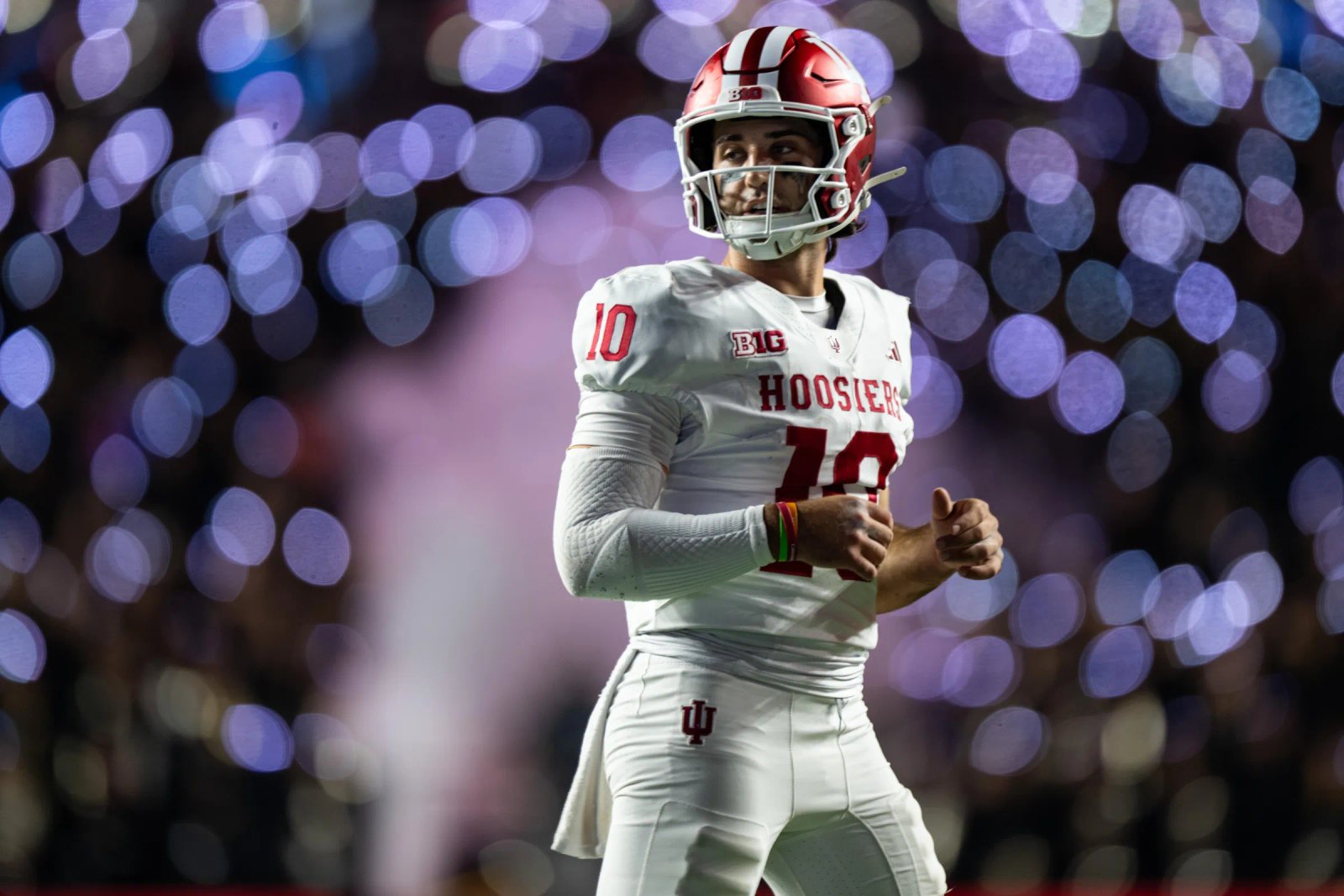 Josh Hoover de los Indiana Hoosiers reacciona durante un partido de fútbol americano de la NCAA FBS en el estadio SHI en Piscataway el 3 de octubre de 2026. (Foto de Dan Squicherini/NurPhoto vía Getty Images)