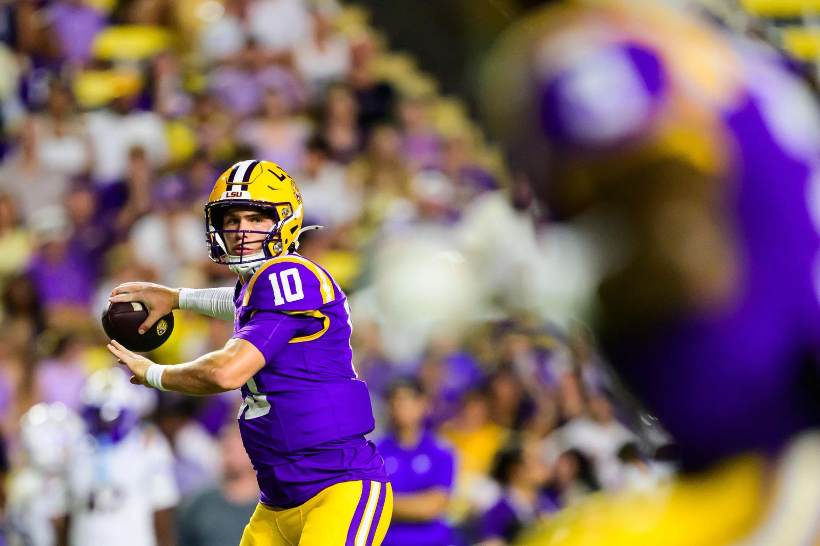 BATON ROUGE, LOUISIANA - 3 DE OCTUBRE: El mariscal de campo de los LSU Tigers, Sam Levitt # 10, lanza contra los McNeese State Cowboys en el Tiger Stadium el 3 de octubre de 2026 en Baton Rouge, Louisiana. (Foto de Ella Hall/LSU/University Images vía Getty Images)