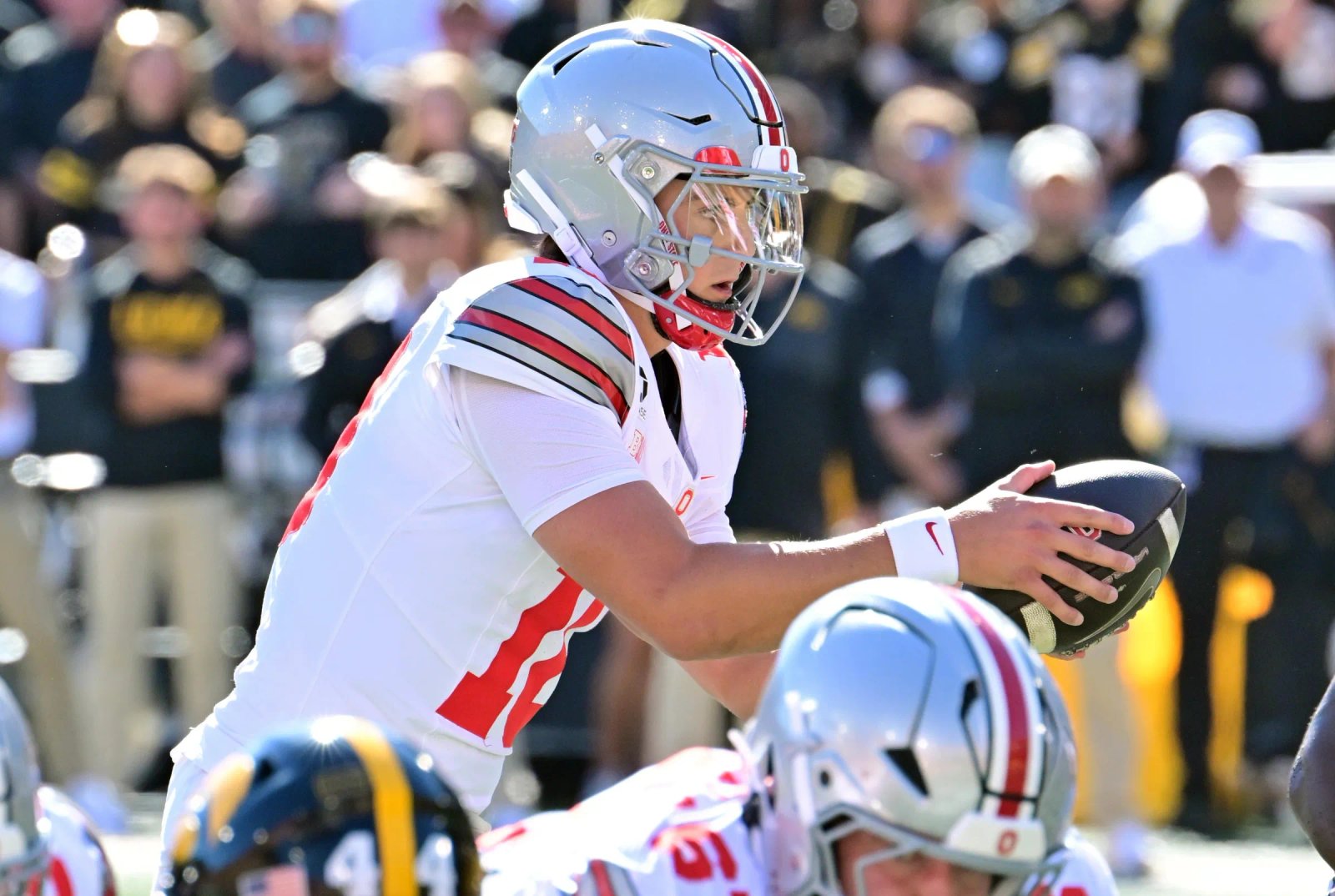 IOWA CITY, IA – 3 DE OCTUBRE: El mariscal de campo de los Ohio State Buckeyes, Julian Sayin (10), toma un chasquido durante un partido de fútbol americano universitario de la Big Ten Conference entre los Ohio State Buckeyes y los Iowa Hawkeyes el 3 de octubre de 2026 en el estadio Kinnick Citywa en Iowa. (Foto de Keith Gillette/ICON Sportswear vía Getty Images)