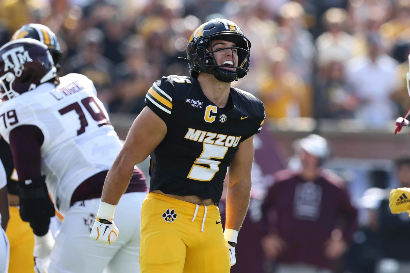 COLUMBIA, MO – 10 DE OCTUBRE: Nicholas Rodriguez # 5 de los Tigres de Missouri grita para celebrar un tackle durante el primer cuarto de un partido de fútbol de la SEC entre los Aggies de Texas A&M y los Tigres de Missouri en el Memorial Stadium el 10 de octubre de 2026 en Columbia, MO. (Foto de Scott Winters/ICON Sportswear vía Getty Images)