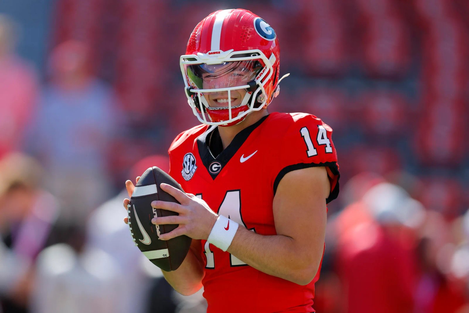 ATENAS, GEORGIA - 17 DE OCTUBRE: El artillero Stockton # 14 de los Georgia Bulldogs se prepara antes del partido contra los Auburn Tigers el 17 de octubre de 2026 en el estadio Sanford de Atenas, Georgia. (Foto de Todd Kirkland/Getty Images)