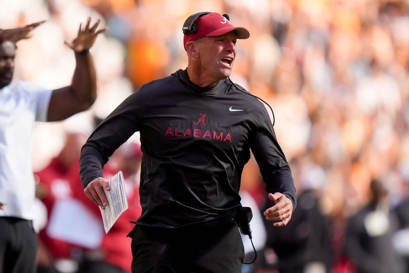 KNOXVILLE, TENNESSEE – 17 DE OCTUBRE: Kellen DeBoer de Alabama Crimson Tide le grita a su equipo durante la primera mitad contra los Tennessee Volunteers en el estadio Neyland el 17 de octubre de 2026 en Knoxville, Tennessee. (Foto de Camden Hall/Getty Images)