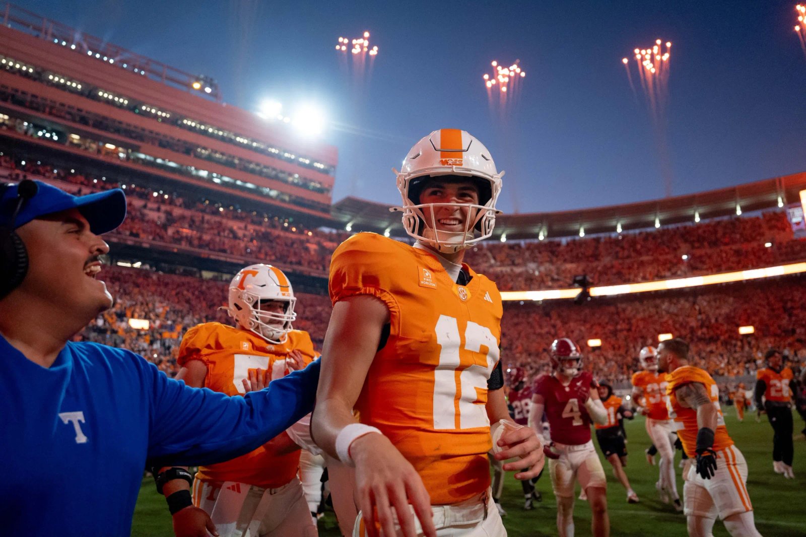 KNOXVILLE, TENNESSEE - 17 DE OCTUBRE: George McIntyre # 12 de los Voluntarios de Tennessee celebra después de derrotar al Alabama Crimson Tide en el estadio Neyland el 17 de octubre de 2026 en Knoxville, Tennessee. (Foto de Camden Hall/Getty Images)