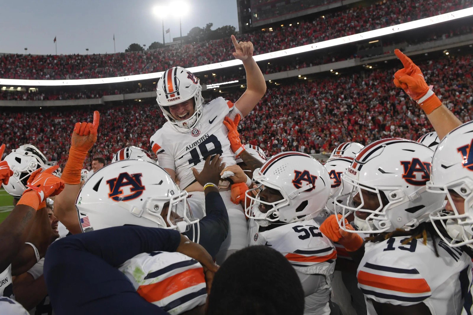ATENAS, GA - 17 DE OCTUBRE: El pateador de los Auburn Tigers Alex McPherson # 38 celebra después del partido de fútbol universitario entre los Auburn Tigers y los Georgia Bulldogs el 17 de octubre de 2026 en el estadio Sanford en Atenas, GA. (Foto de Jeffrey Vest/ICON Sportswear vía Getty Images)