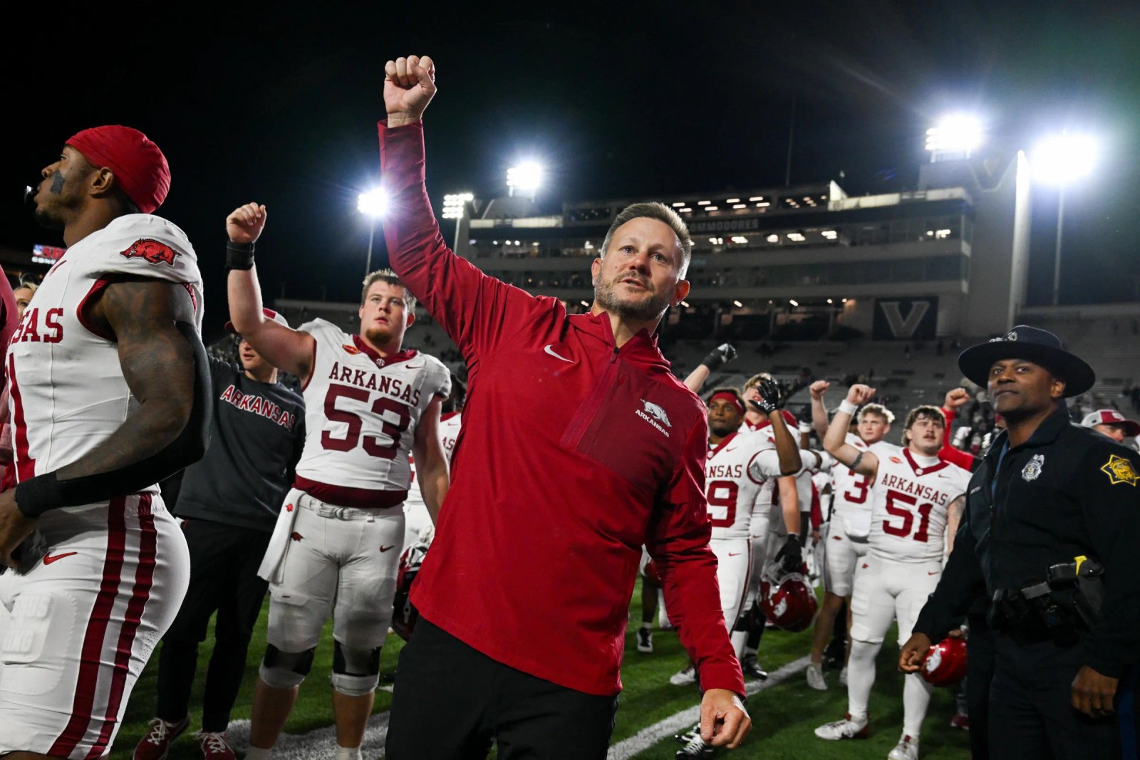 NASHVILLE, TENNESSEE – 17 DE OCTUBRE: El entrenador en jefe de los Arkansas Razorbacks, Ryan Silverfield, celebra la derrota de los Vanderbilt Commodores en el estadio FirstBank el 17 de octubre de 2026 en Nashville, Tennessee. (Foto de Carly Macler/Getty Images)