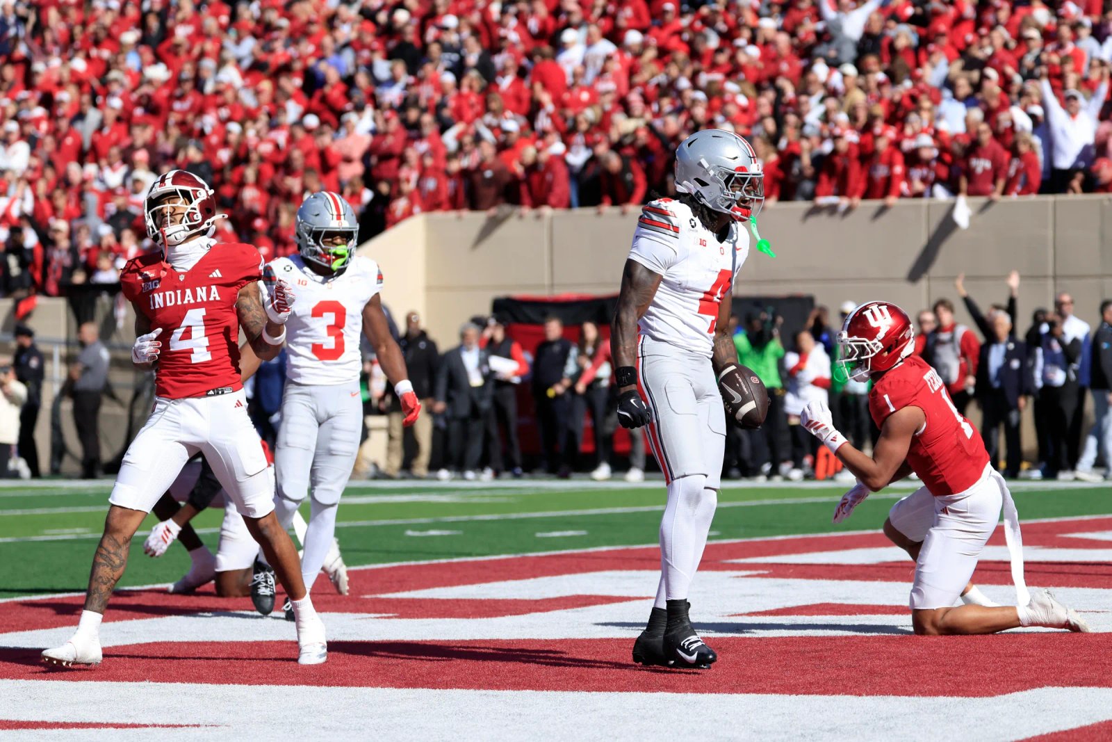 BLOOMINGTON, INDIANA - 17 DE OCTUBRE: Jeremiah Smith # 4 de los Ohio State Buckeyes celebra un touchdown durante el último cuarto contra los Indiana Hoosiers el 17 de octubre de 2026 en el Memorial Stadium en Bloomington, Indiana. (Foto de Justin Casterline/Getty Images)