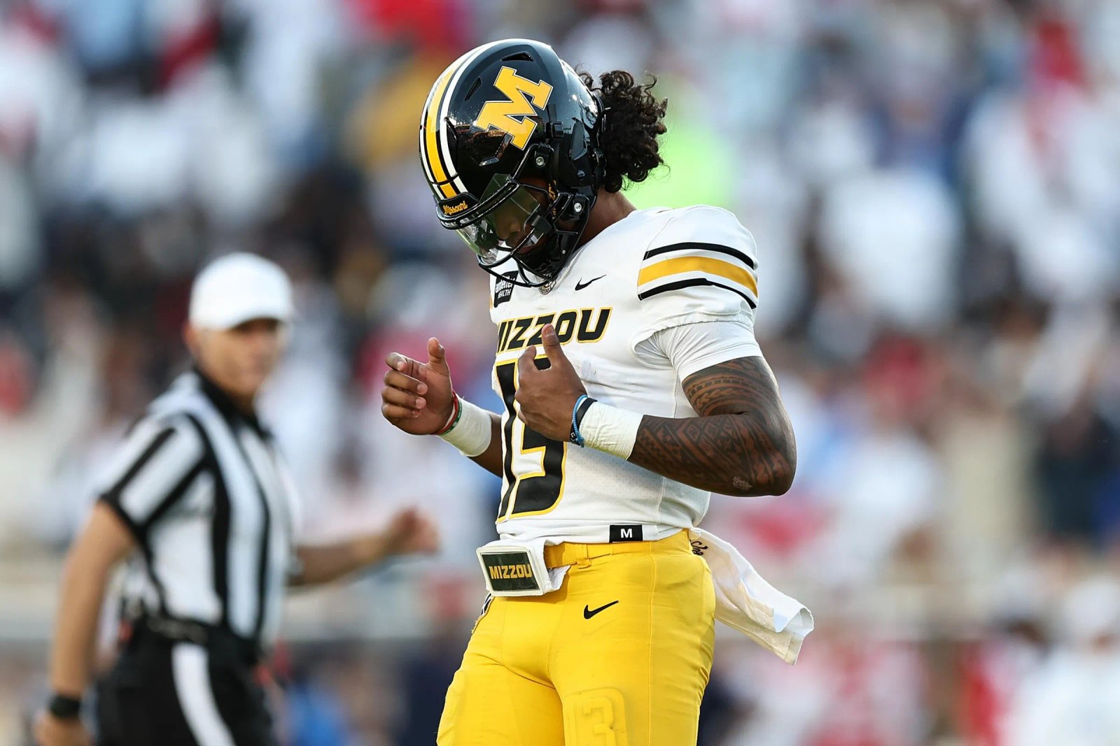 OXFORD, MISSISSIPPI – 17 DE OCTUBRE: Austin Simmons # 13 de los Tigres de Missouri reacciona en la segunda mitad contra los rebeldes de Mississippi en el estadio Vaught-Hemingway el 17 de octubre de 2026 en Oxford, Mississippi. (Foto de Justin Ford/Getty Images)
