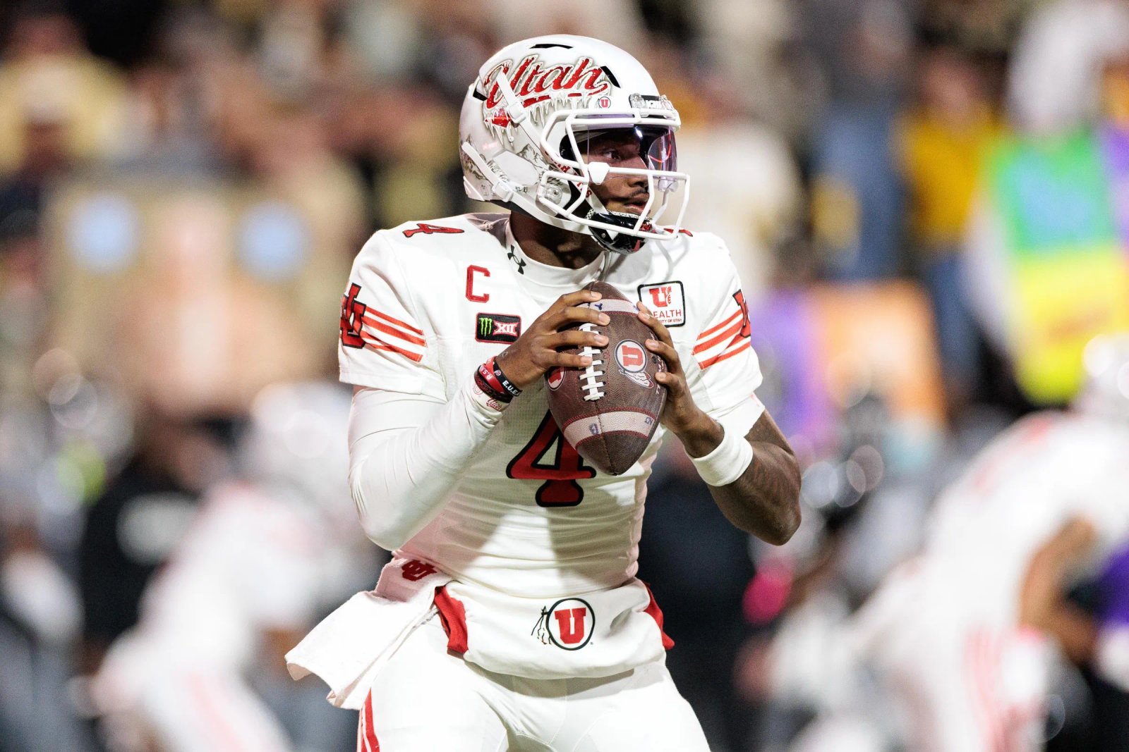 BOULDER, COLORADO - 17 DE OCTUBRE: Devon Dampier # 4 de los Utah Utes lanza un pase durante el segundo cuarto contra los Colorado Buffaloes en Folsom Field el 17 de octubre de 2026 en Boulder, Colorado. (Foto de Andrew Weavers/Getty Images)