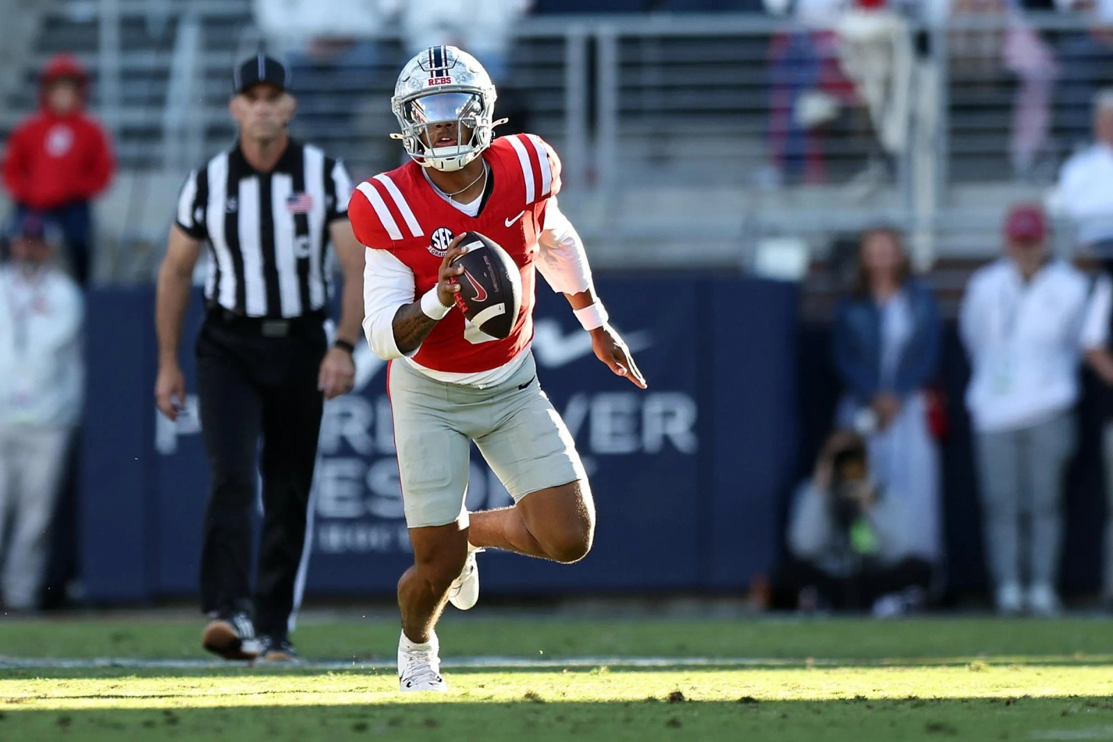 OXFORD, MISSISSIPPI - 17 DE OCTUBRE: Trinidad Chambliss # 6 de los Rebeldes de Mississippi lleva el balón contra los Tigres de Missouri el 17 de octubre de 2026 en Oxford, Mississippi. (Foto de Justin Ford/Getty Images)
