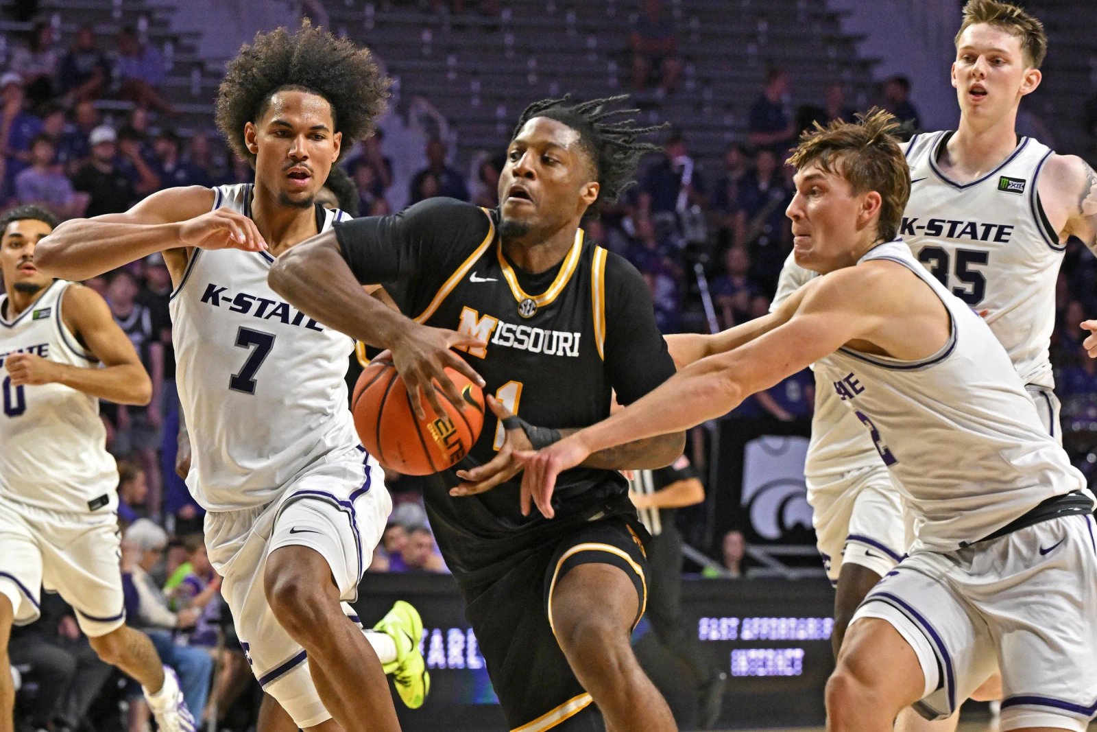 MANHATTAN, KS – 23 DE OCTUBRE: El guardia de los Tigres de Missouri, Jamie Jones #1, conduce hacia la canasta con los defensores de los Wildcats del estado de Kansas, Jaden Schutt #2 e Isaiah Abraham #7 en la primera mitad en el Bramlage Coliseum el 23 de octubre de 2026 en Manhattan. (Foto de Peter Aiken/Getty Images)