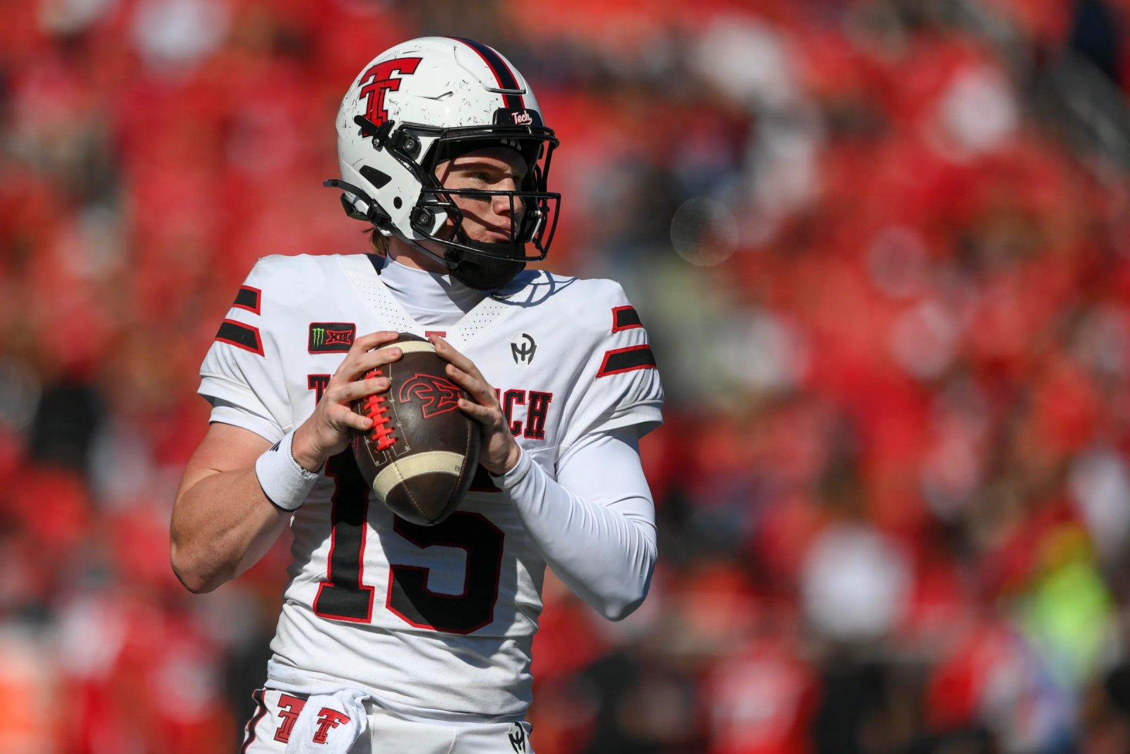 CINCINNATI, OHIO – 24 DE OCTUBRE: Will Hammond # 15 de los Texas Tech Red Raiders se calienta durante un tiempo de espera durante la primera mitad de un juego contra los Cincinnati Bearcats en el estadio Nippert el 24 de octubre de 2026 en Cincinnati, Ohio. (Foto de Tanner Pearson/Getty Images)