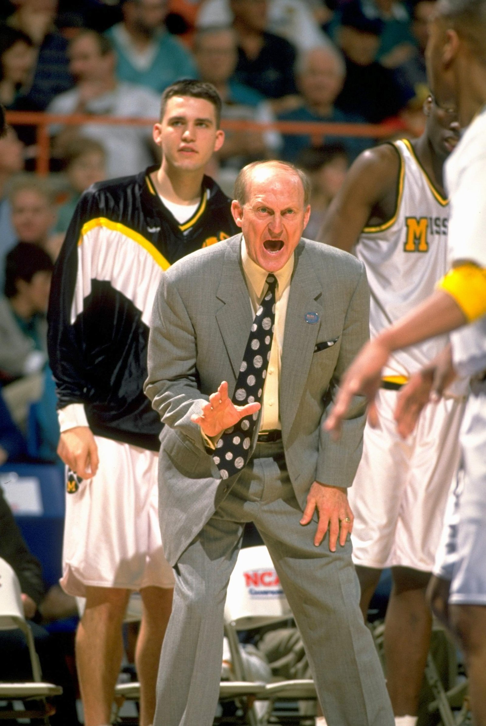 Baloncesto universitario: playoffs de la NCAA: el entrenador de Missouri, Norm Stewart, parece molesto en la banca durante el partido contra Indiana en el BSU Pavilion. Boise, ID 17/03/1995 Crédito: Richard Macson (Foto de Richard Macson / Sports Illustrated a través de Getty Images) (Número de conjunto: X47968)