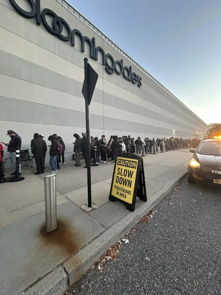 Se formaron filas afuera de la tienda Walt Whitman y el iPhone Duo se agotó a las 7:30 a.m. ET.
