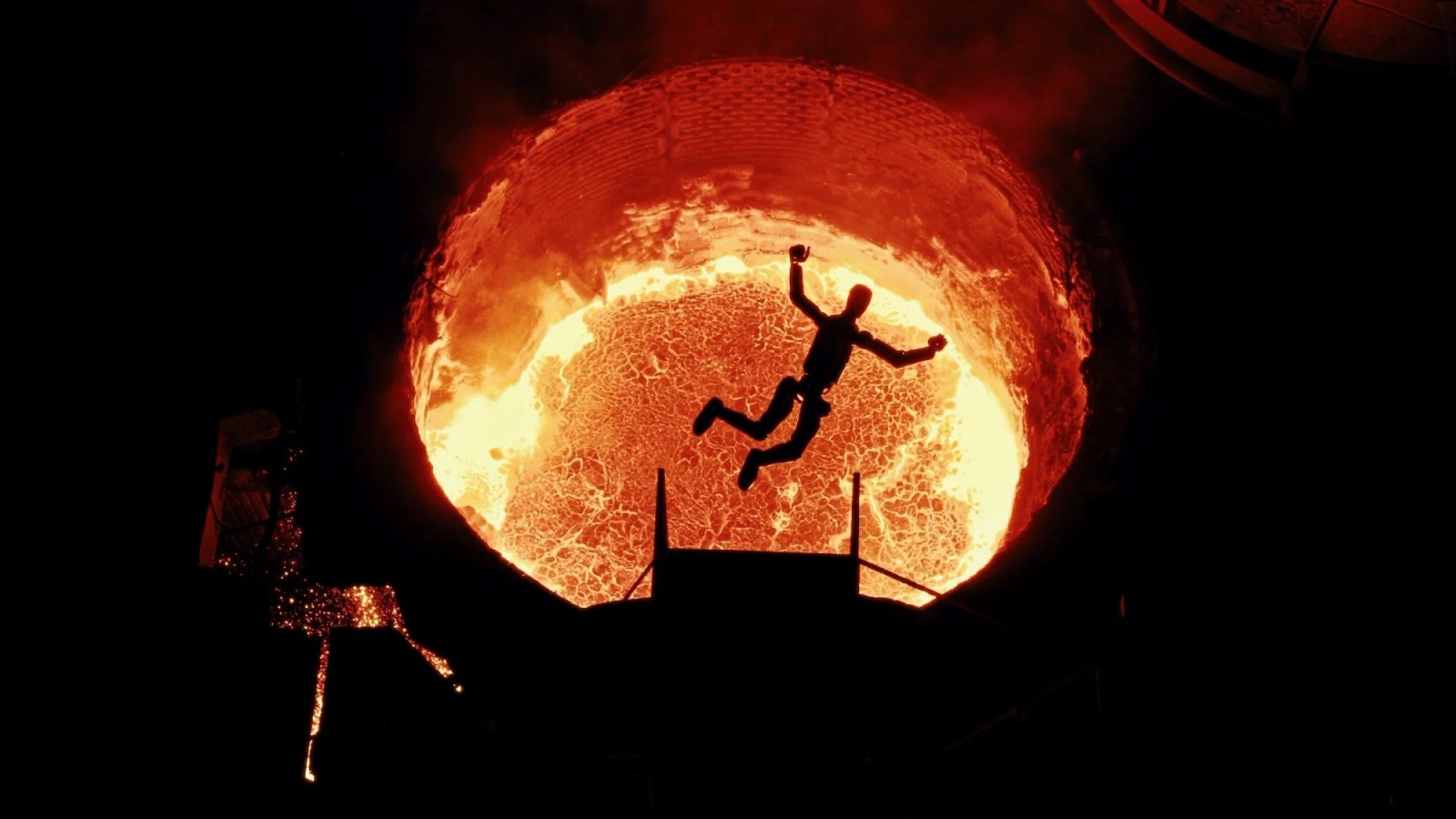 Un robot humanoide salta a un horno de acero fundido