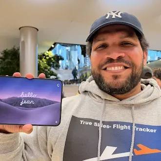 Jean Vasquez mostró su iPhone Duo, con su nombre en la pantalla de inicio.