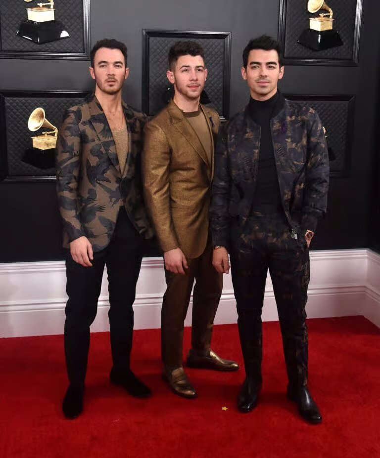 Joe Jonas, Nick Jonas y Kevin Jonas en los premios Grammy 2020