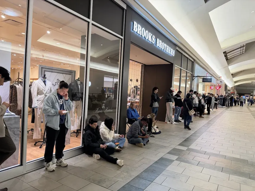 Había una larga fila de personas esperando para comprar un iPhone Duo en el Oxmore Center en Louisville, Kentucky, cuando abrió la tienda.