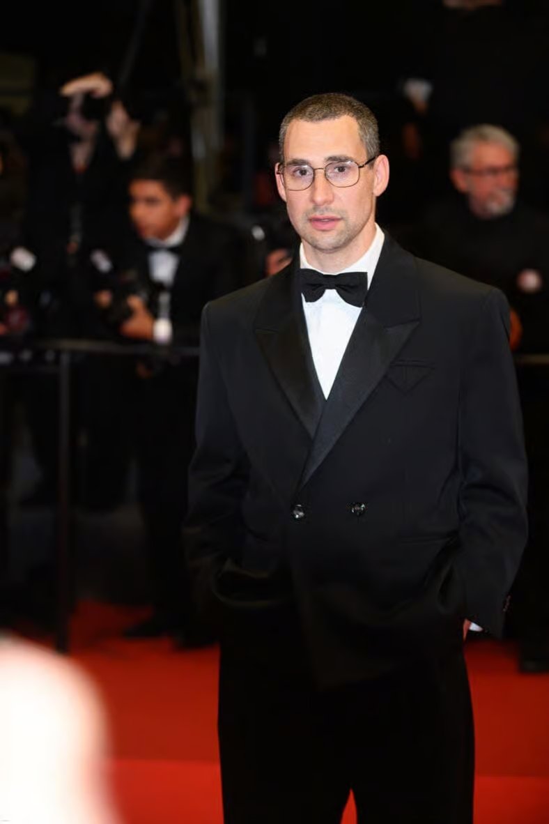 Jack Antonoff en la alfombra roja Honey Don't