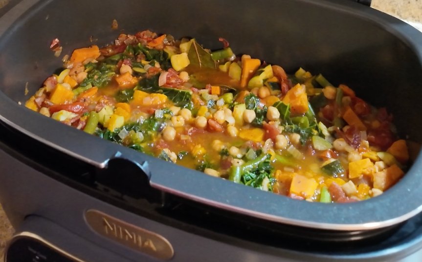 Sopa de verduras en olla múltiple.