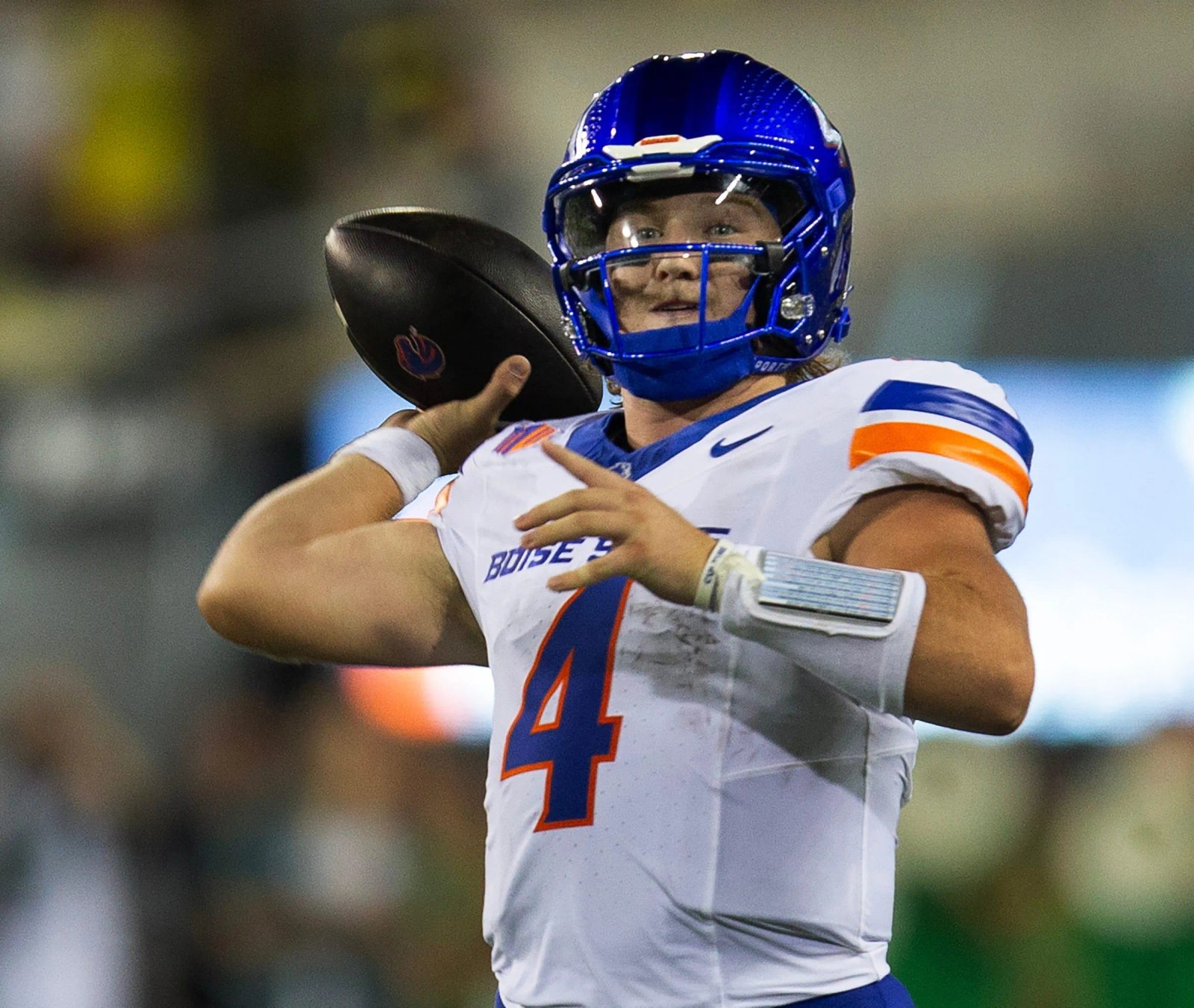 El mariscal de campo de Boise State, Maddux Madsen, corre para un touchdown en el segundo cuarto contra Oregon en el estadio Autzen el 7 de septiembre de 2024 en Eugene.