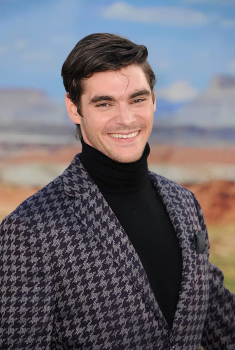 RJ Mitte - Llegadas al estreno mundial de 'El Camino: Una película de Breaking Bad' de Netflix