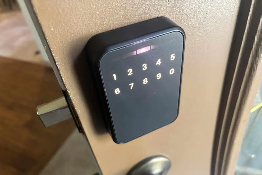 La cerradura Sense Pro de Schlage muestra números iluminados en el panel exterior.