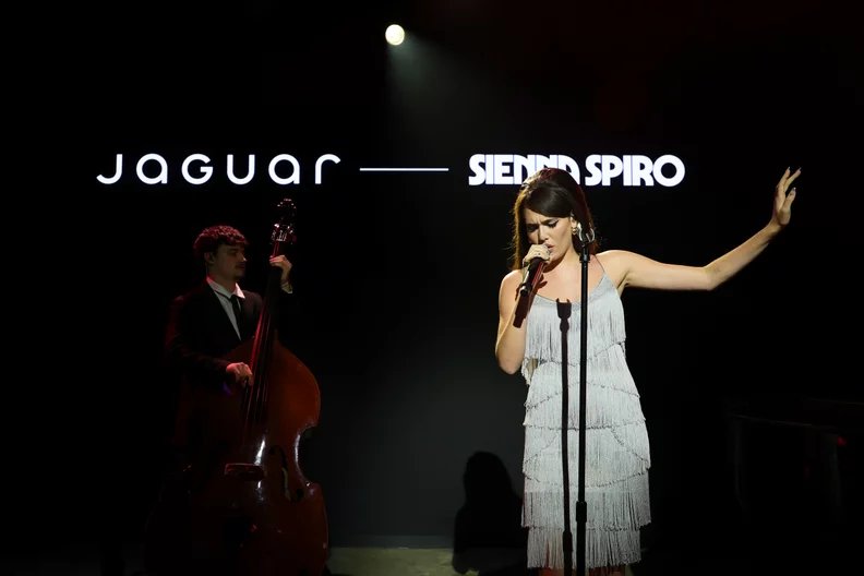 NUEVA YORK, NUEVA YORK - 6 DE OCTUBRE: Sienna Spiro actúa durante la presentación del Jaguar Type 01 en Storey NYC el 6 de octubre de 2026 en la ciudad de Nueva York. (Foto de Dimitrios Kambouris/Getty Images para Jaguar Land Rover)